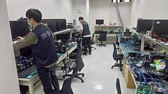 Співробітники Бюро розслідувань Міністерства юстиції під час обшуку. (Фото: CNA)