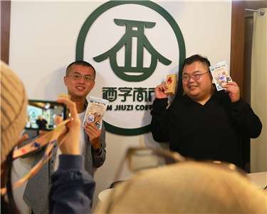 Власник місцевої кав’ярні Юань Цзенцзя (праворуч) та постійний відвідувач Сюй Їян (ліворуч). (Олександр Шин)