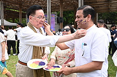 Нінад Дешпанде та Джейсон У на фестивалі Холі. (Фото: CNA)