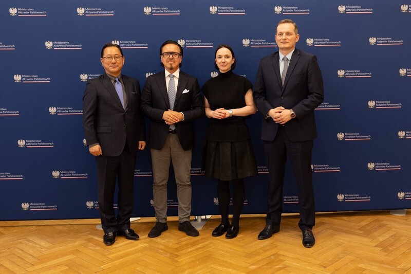 Представники Hon Hai (Foxconn), польської компанії ElectroMobility Poland та уряду Польщі під час оголошення про стратегічне партнерство у сфері електромобілів. 7 травня 2026 року. (Фото: Hon Hai / CNA)
