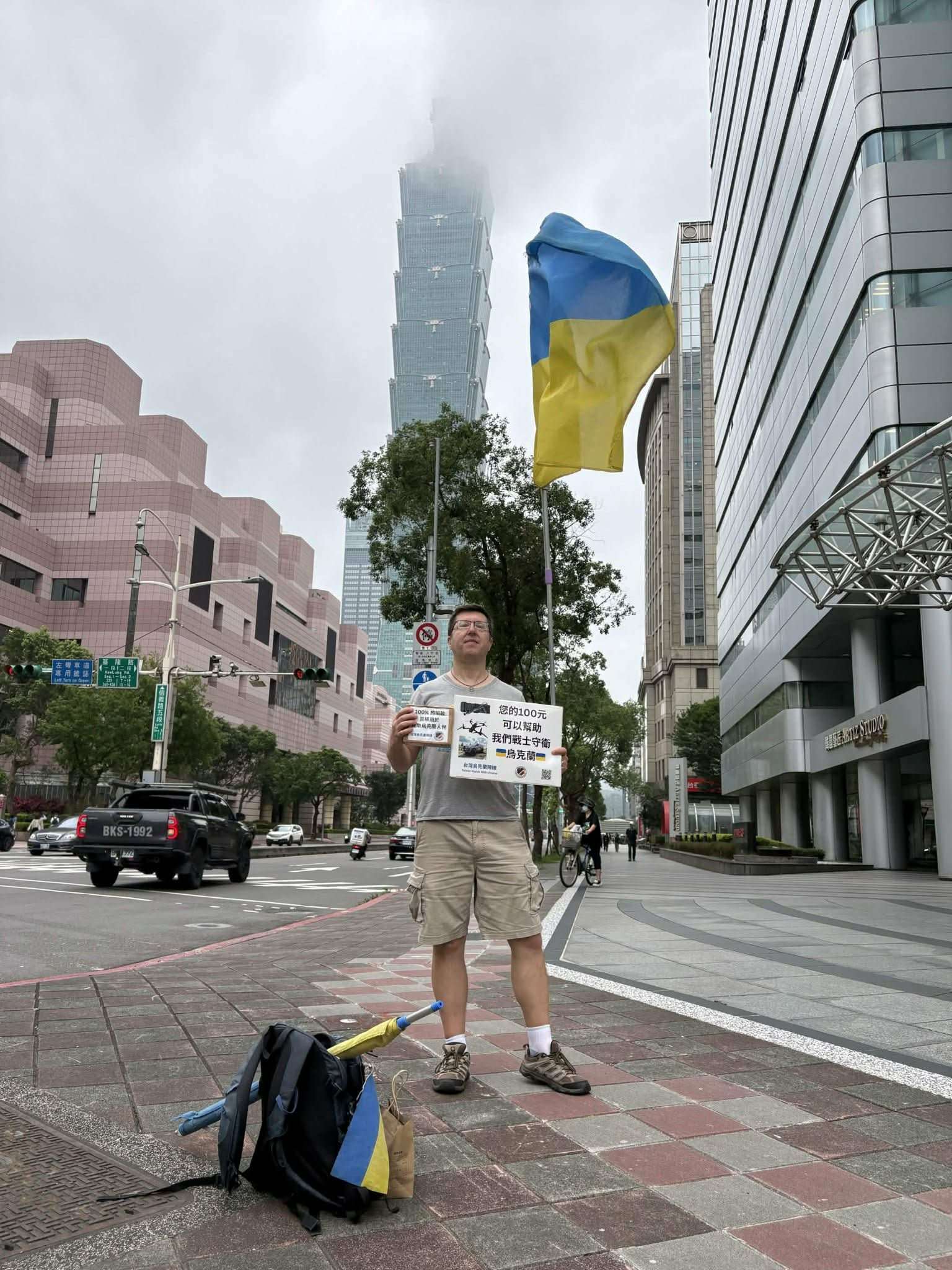 Активіст Олексій Хоменко проводить черговий одиночний пікет біля представництва РФ у Тайвані. Джерело: волонтерський рух «Taiwan Stands With Ukraine (TSWU)»