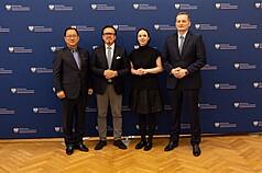 Представники Hon Hai (Foxconn), польської компанії ElectroMobility Poland та уряду Польщі під час оголошення про стратегічне партнерство у сфері електромобілів. 7 травня 2026 року. (Фото: Hon Hai / CNA)