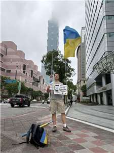 Активіст Олексій Хоменко проводить черговий одиночний пікет біля представництва РФ у Тайвані. Джерело: волонтерський рух «Taiwan Stands With Ukraine (TSWU)»