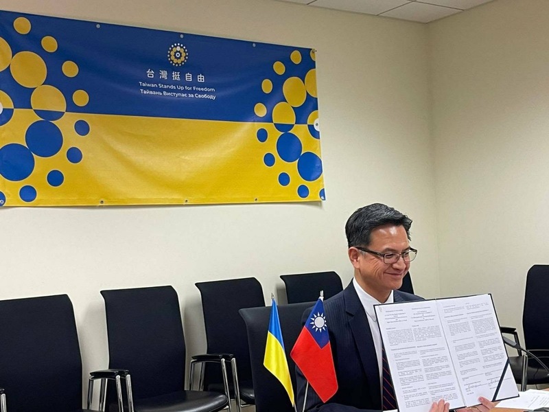 Джефф Лю підписав меморандум про взаєморозуміння у форматі відеозв’язку. (Фото: Представництво Тайваню в Польщі/CNA)