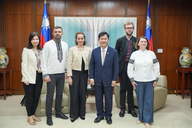 Депутати ВР із міністром МЗС Лінєм Цзялунєм (по центру праворуч). (Фото: МЗС Тайваню/CNA)