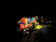 Рятувальники евакуюють тіло постраждалого в Національному парку Кеньдін. (Фото: рятувальні служби Піндуна/CNA)