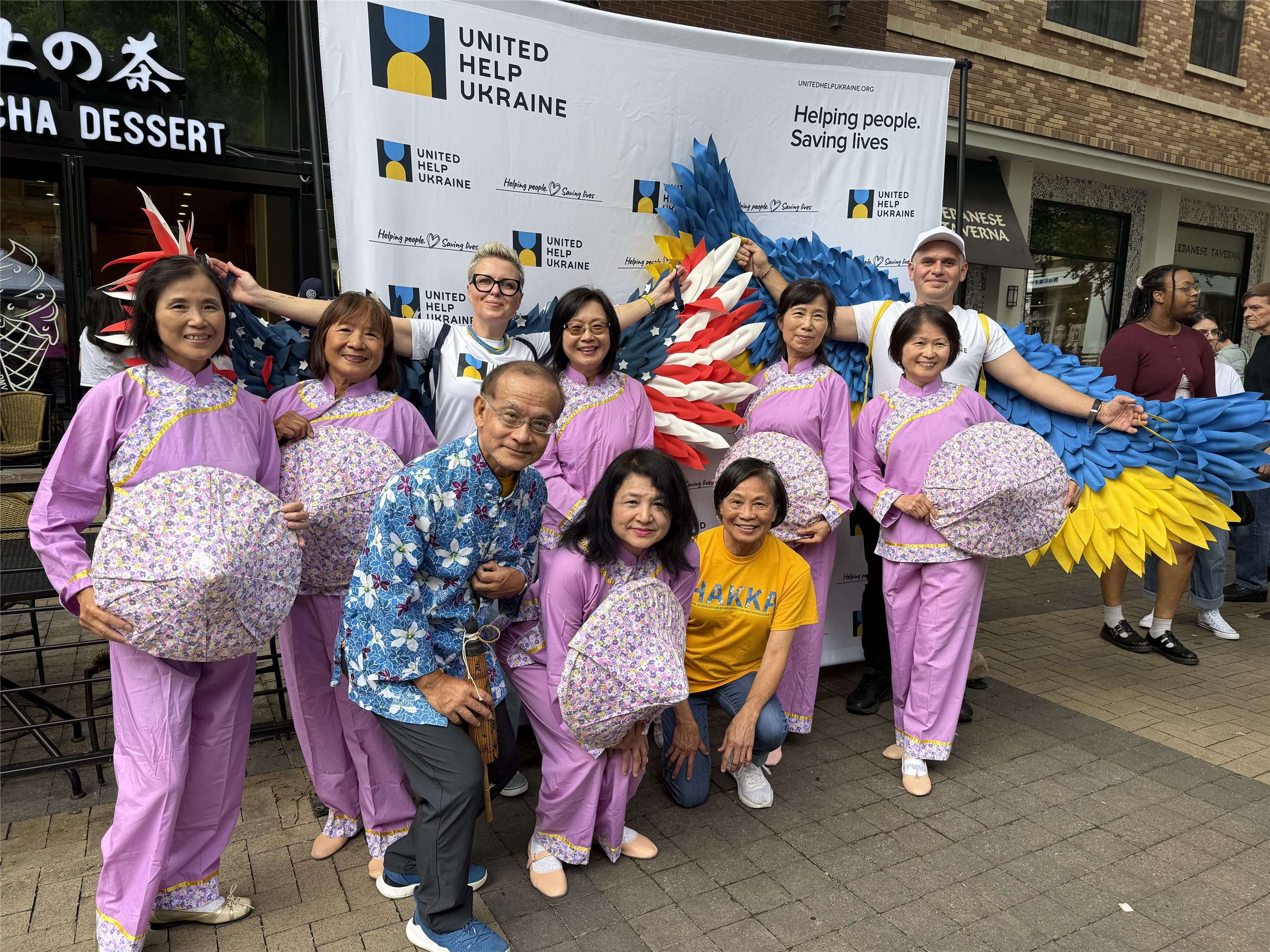 Команда «United Help Ukraine» разом із ансамблем Вашингтонської асоціації народу Хакка на «Taiwan Bubble Tea Festival» у 2025 році. (Фото: United Help Ukraine)