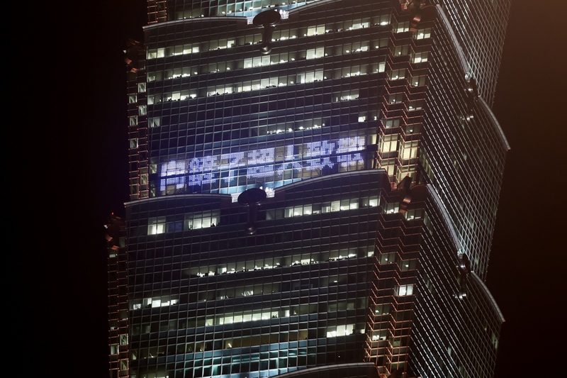 Фото: Напис «Шана супергероям з лопатами». (CNA)