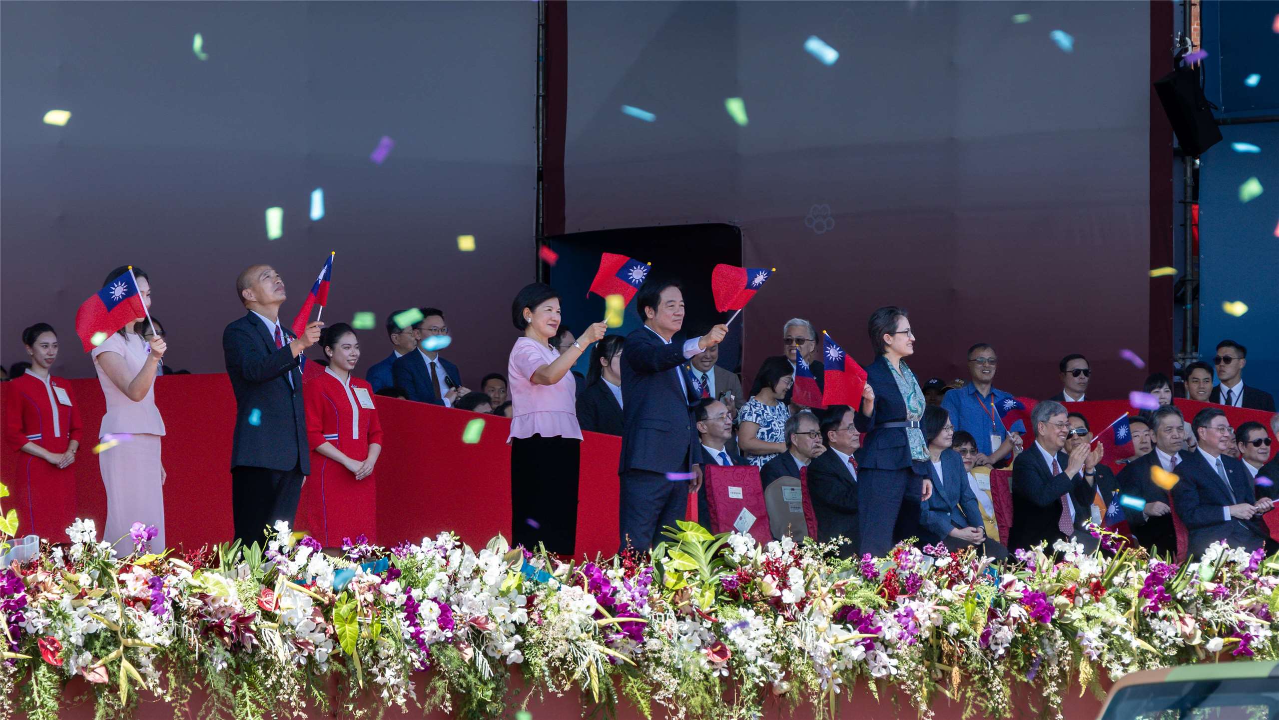 Президент Лай Цінде і перша леді У Мейжу (по центру) разом з іншими членами уряду. (Фото: Офіс президента)