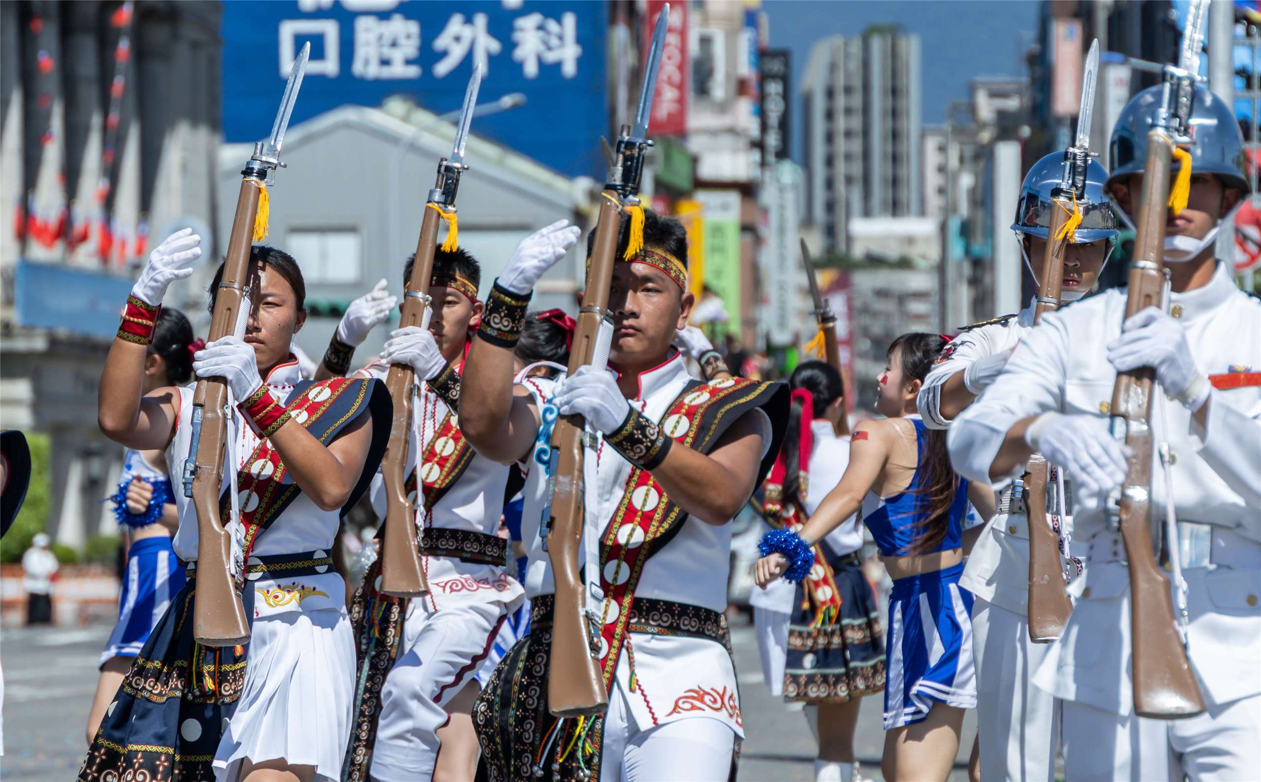 Оркестр морської піхоти та черлідерська команда Університету Мейхе. (Фото: Офіс президента)