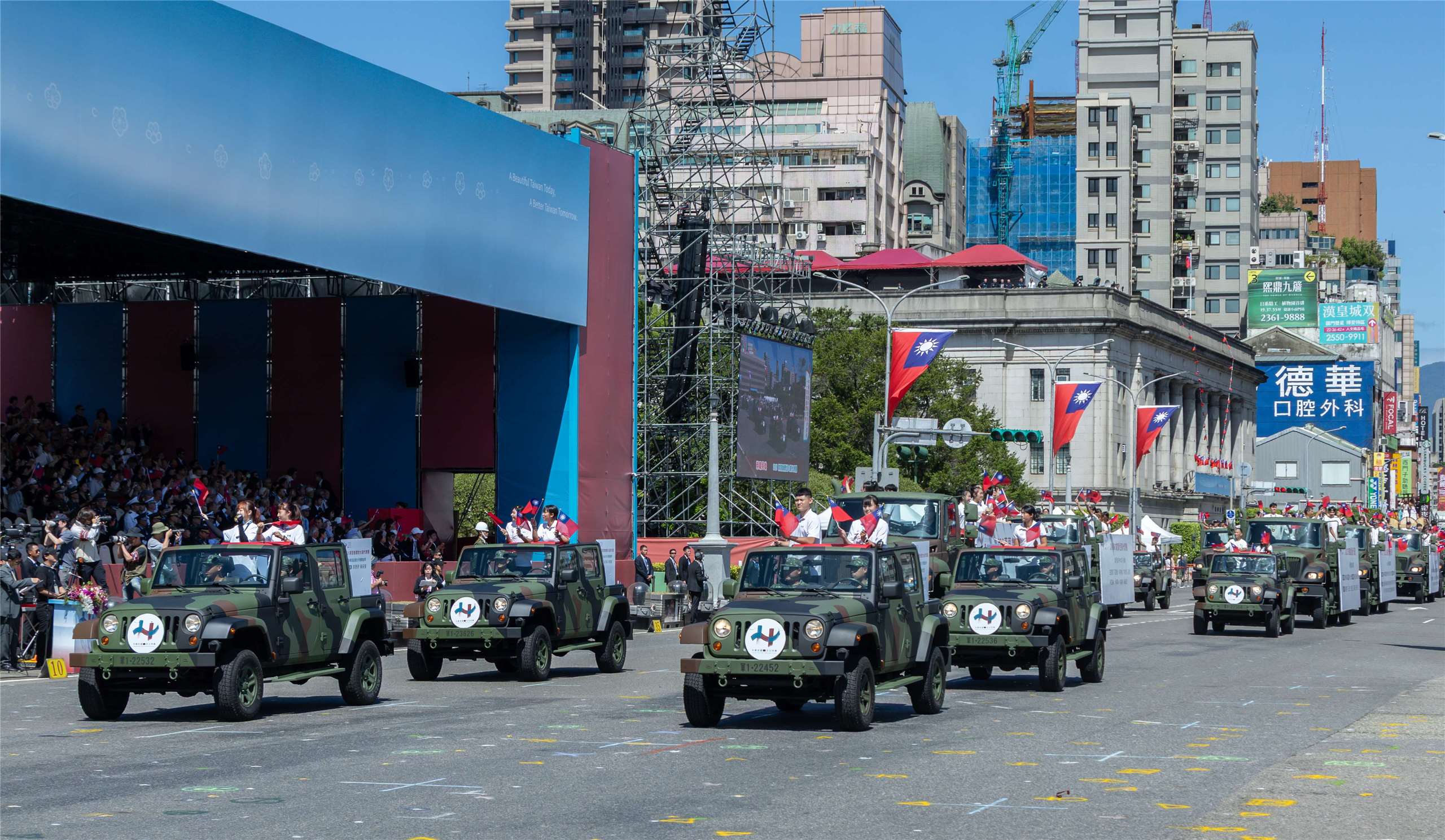 Парад військової техніки. (Фото: Офіс президента)