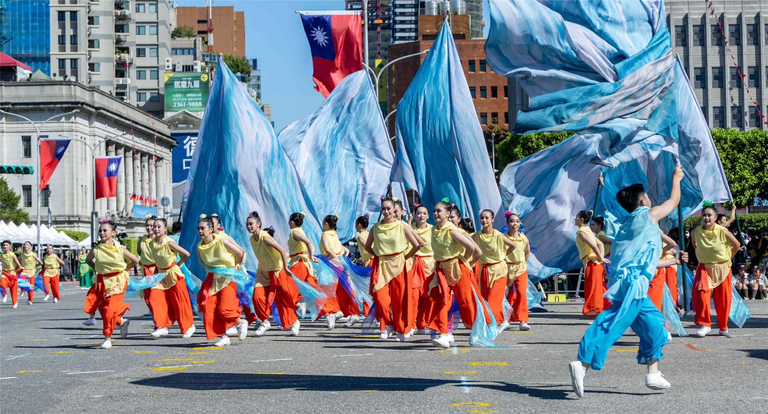 Учні приватної старшої школи Сіньмінь, місто Тайчжун. (Фото: Офіс президента)