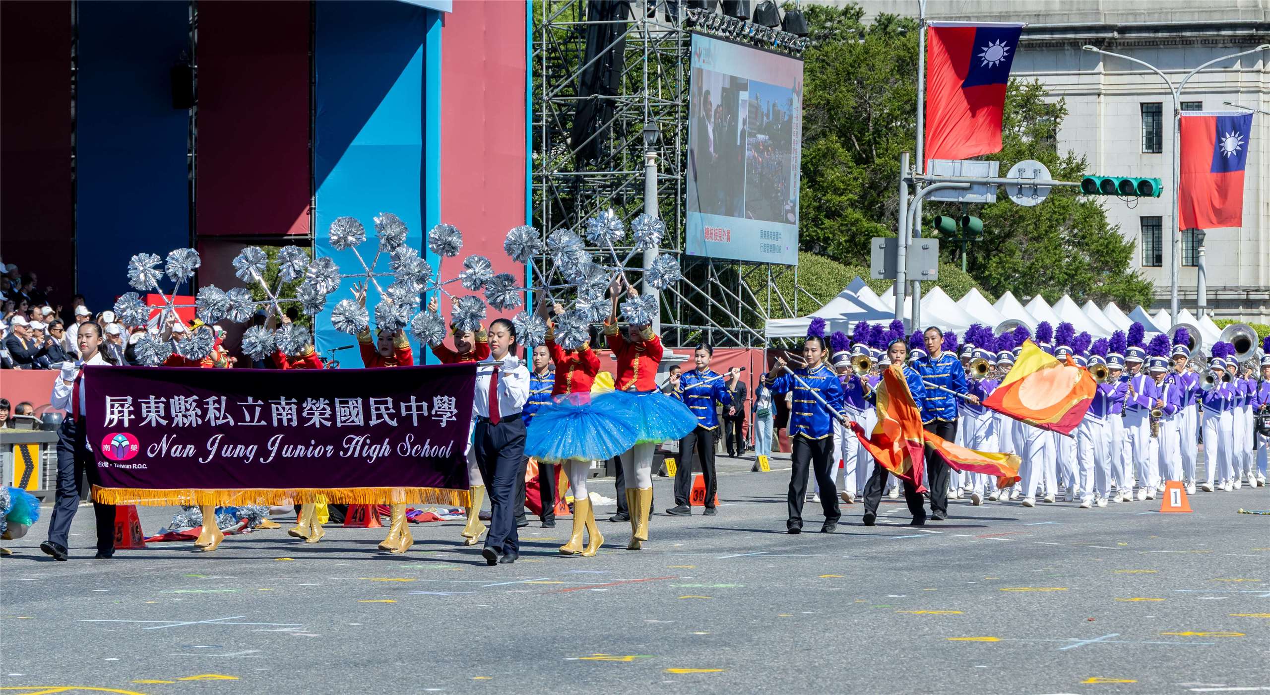 Маршовий оркестр середньої школи Наньжун у повіті Піндун. (Фото: Офіс президента)