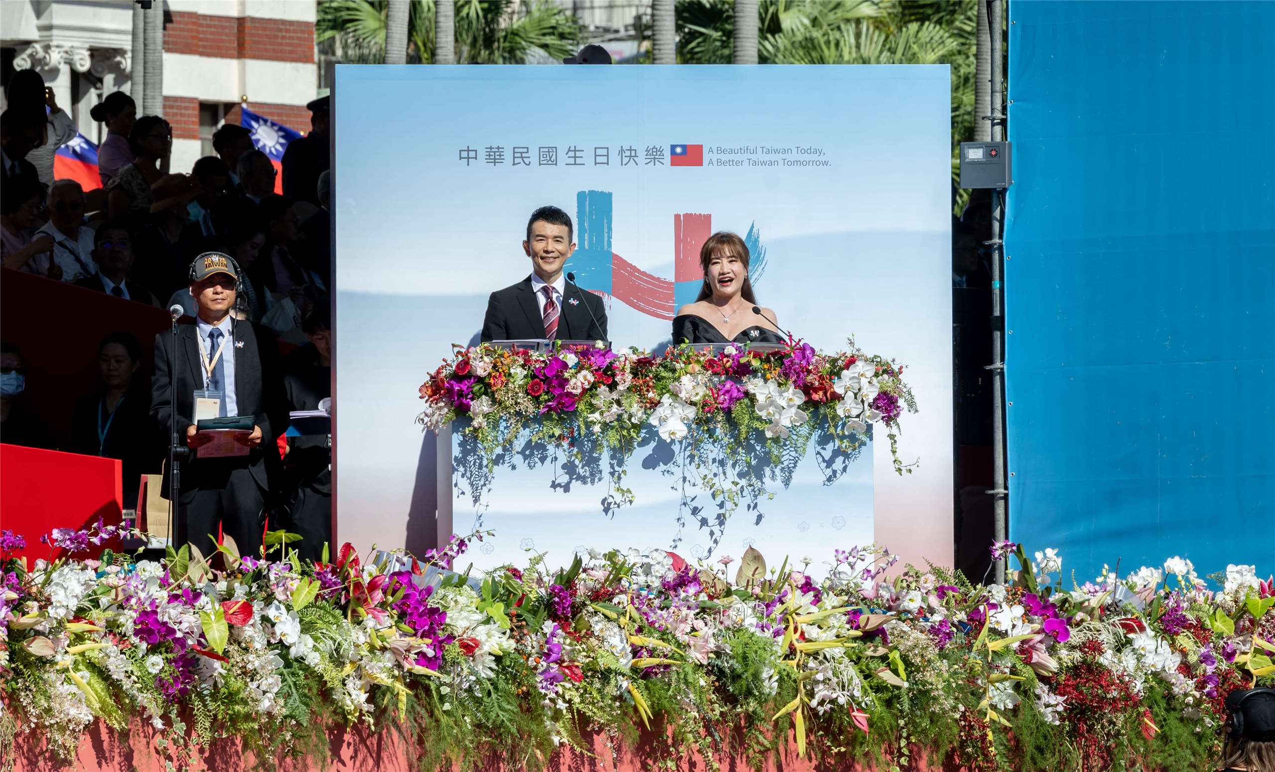 Ведучі свята Рассел Сʼє (зліва) та Енн Ван (справа). (Фото: Офіс президента)