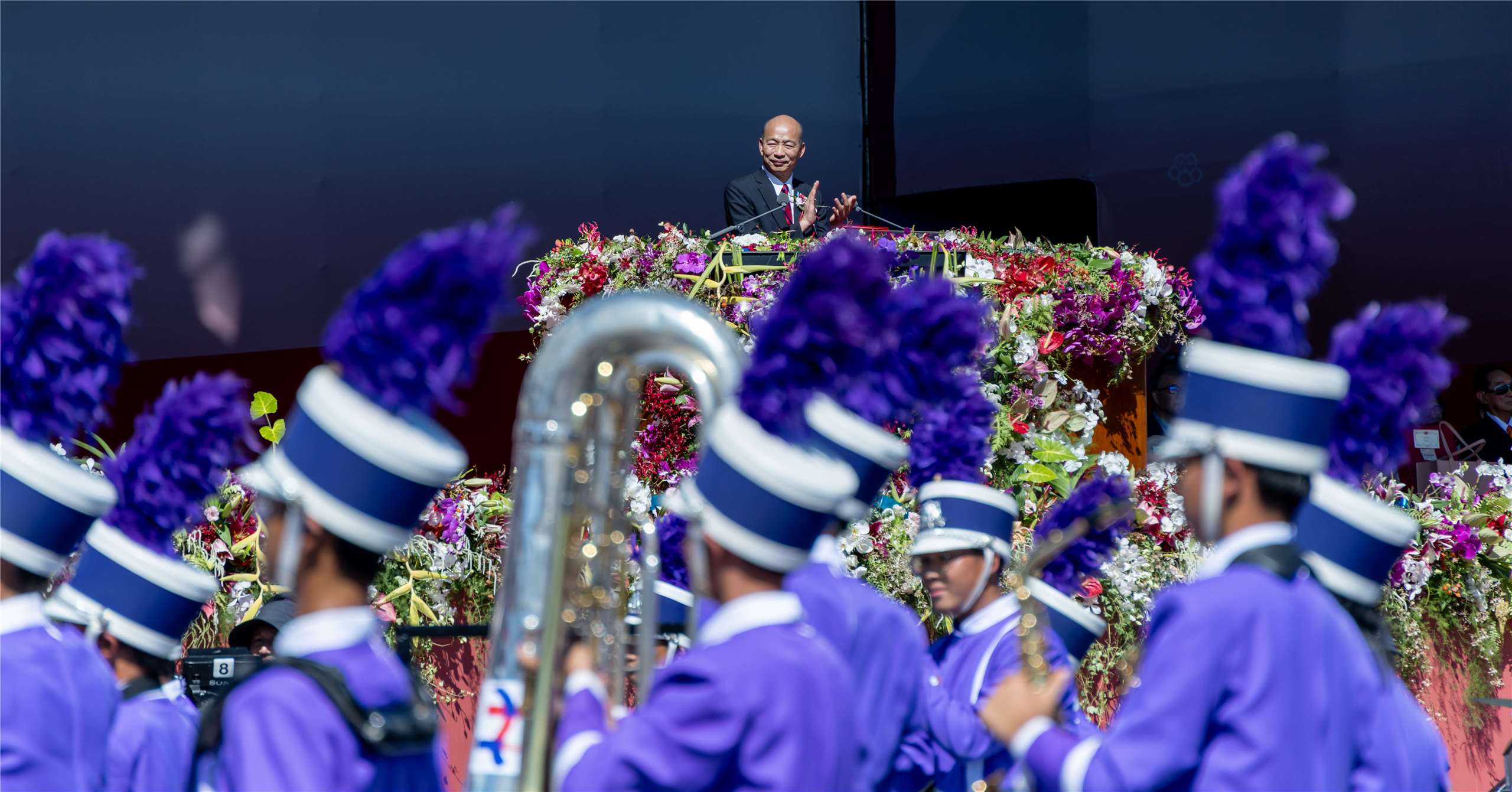 Спікер Законодавчого юаня Хань Ґоюй (на задньому плані) під час виступу маршового оркестру середньої школи Наньжун у повіті Піндун. (Фото: Офіс президента)