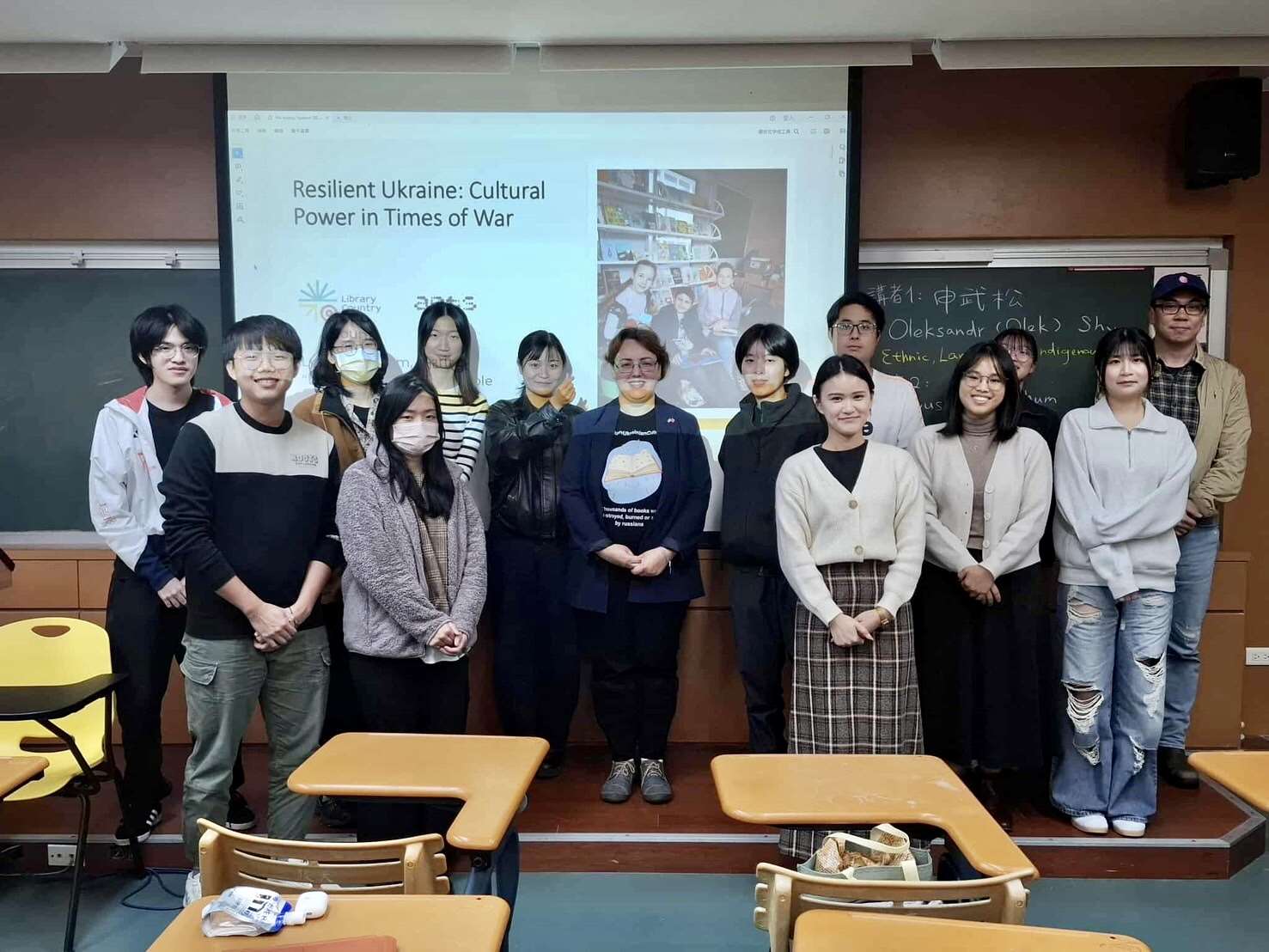 Фото: Люсьєна Шум зі студентами. (Мар’яна Савченко)