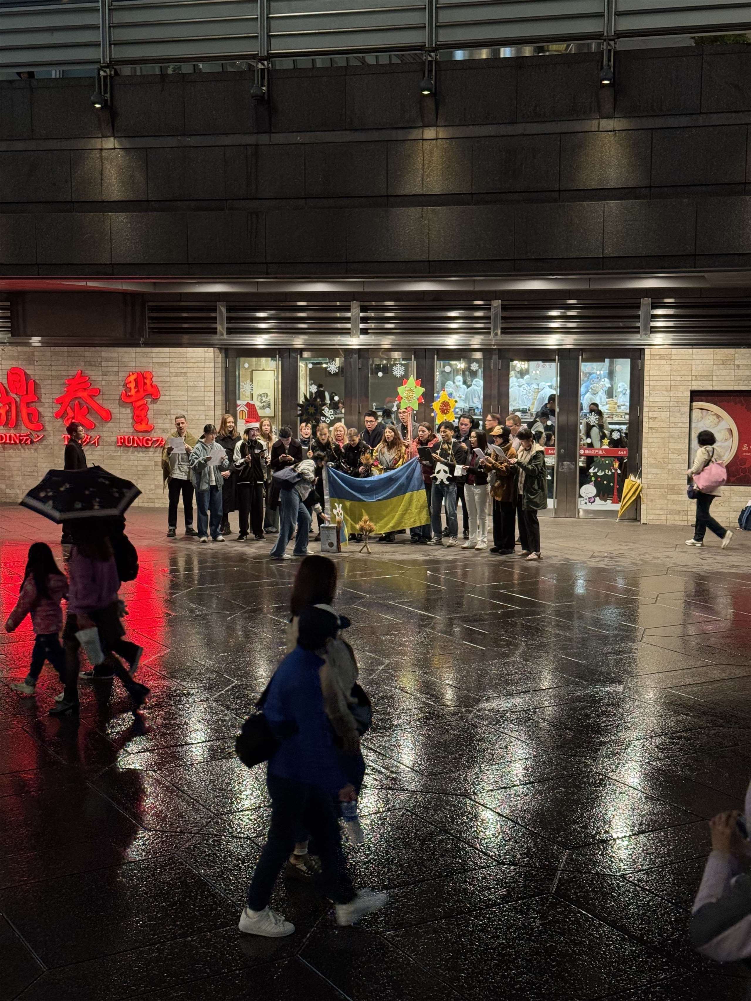 Фото: Українсько-тайванський благодійний хор колядує в центрі Тайбея 27 грудня. (Олександр Шин)