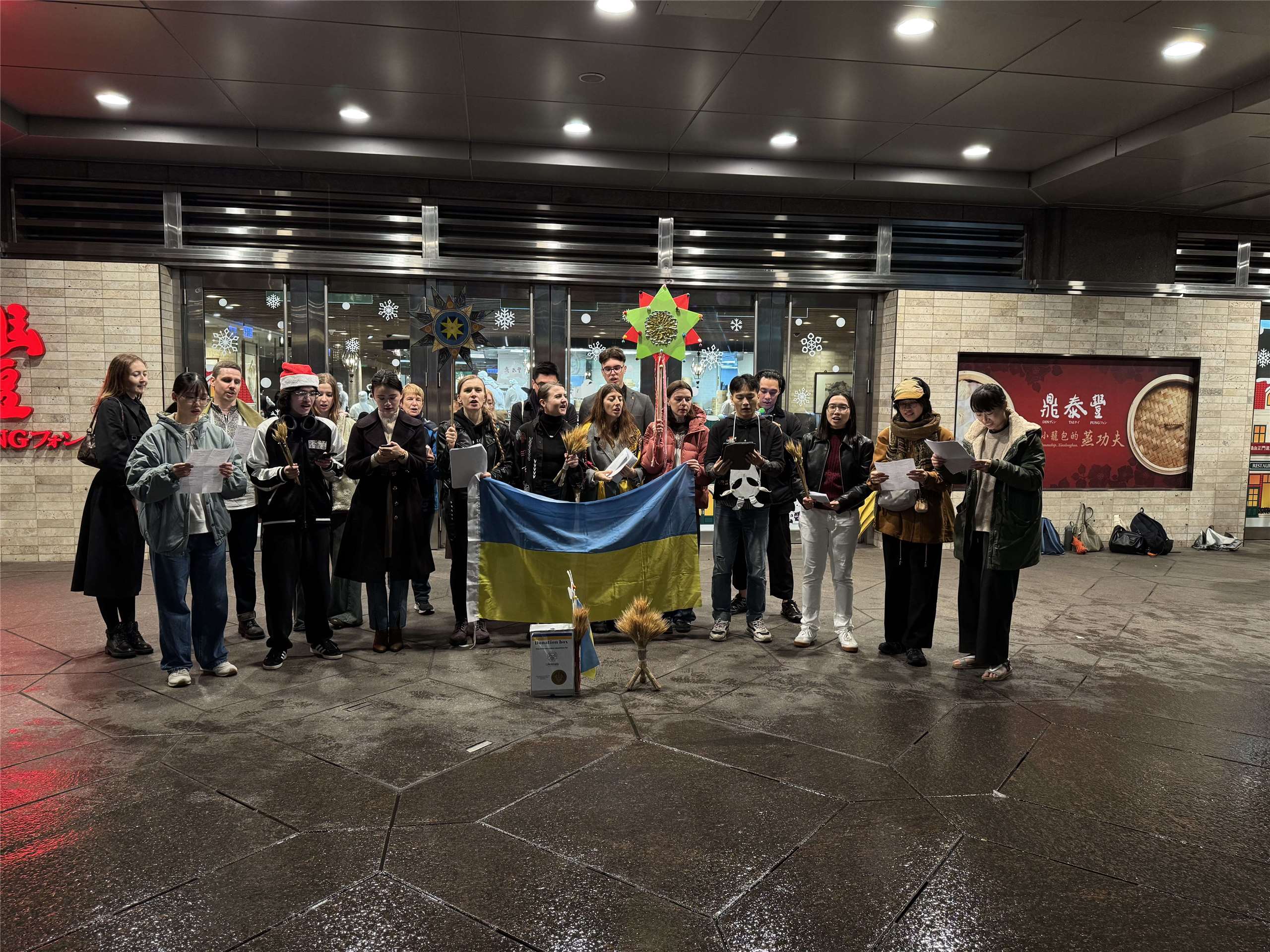 Фото: Українсько-тайванський благодійний хор колядує в центрі Тайбея 27 грудня. (Олександр Шин)