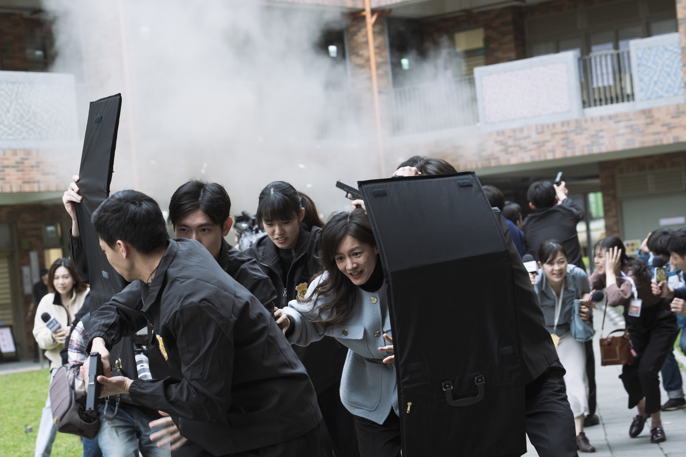 Фото: Акторка Дженет Сє (у центрі) в ролі новообраної президентки Тайваню в сцені теракту. (Activator)