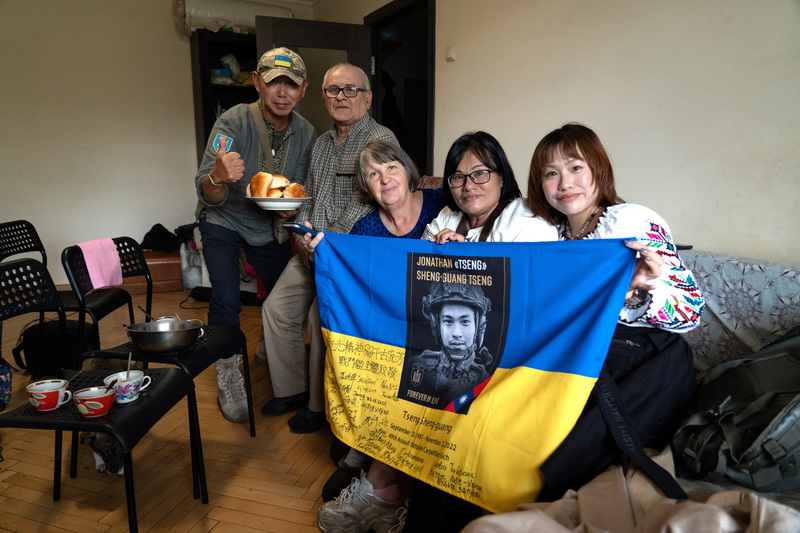 Фото: Су Юйжоу, мати загиблого тайванського добровольця Джонатана Ценга, повернулася до України, щоб ушанувати пам’ять сина. (CNA)