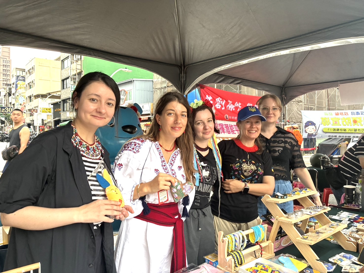 Фото: Українські волонтери на ярмарку в Ґаосюні (Ольга Куліш)