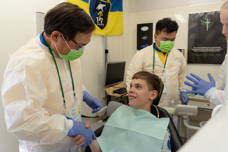 Фото: Лікар Сє Бофу під час стоматологічного огляду (CNA)