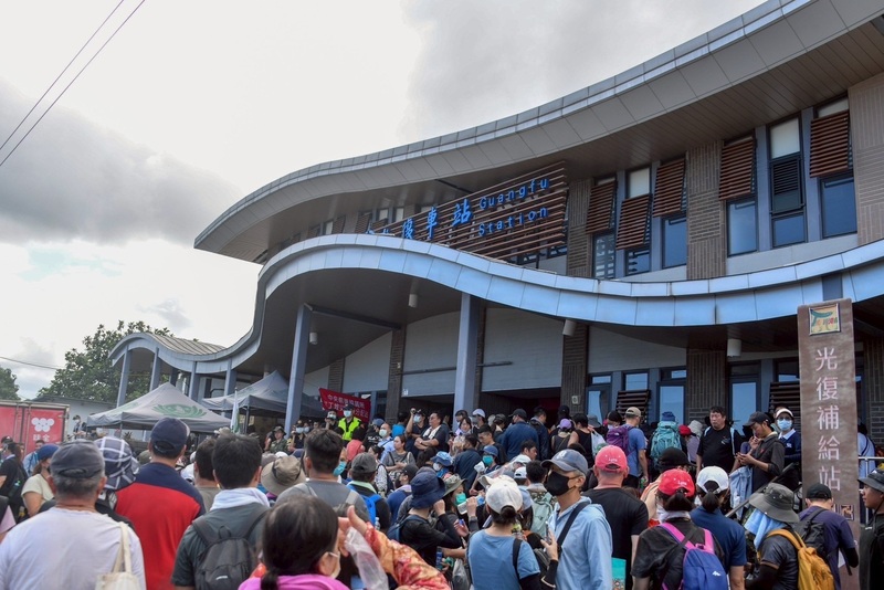 Фото: Волонтери біля залізничної станції Ґуанфу 28 вересня. (CNA)