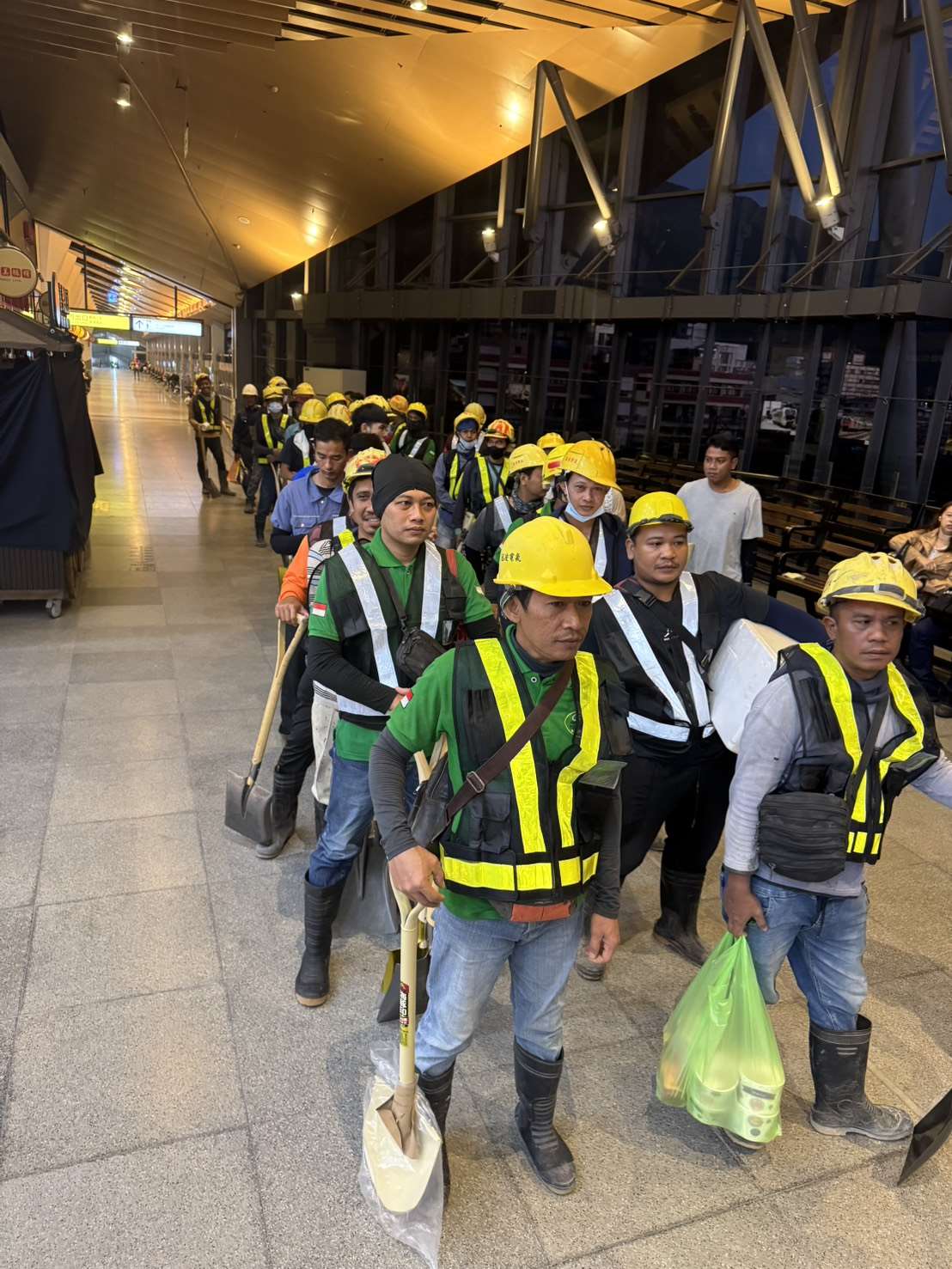 Фото: Індонезійські волонтери. (ГО «Клуб добрих людей»)