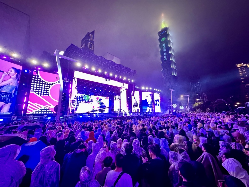 Фото: Глядачі перед сценою новорічного концерту на Громадській площі Тайбея. (CNA)