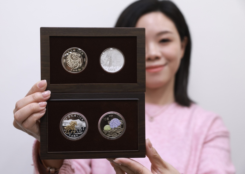 Фото: Центральний банк 6 січня розпочинає продаж памʼятних монет до року коня. (CNA)