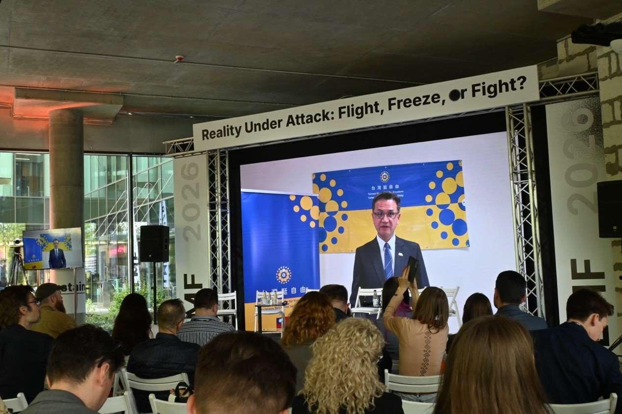 Джефф Лю, голова представництва Тайваню в Польщі, виступає на Львівському медіафорумі із попередньо записаною промовою. (Фото: Rti)