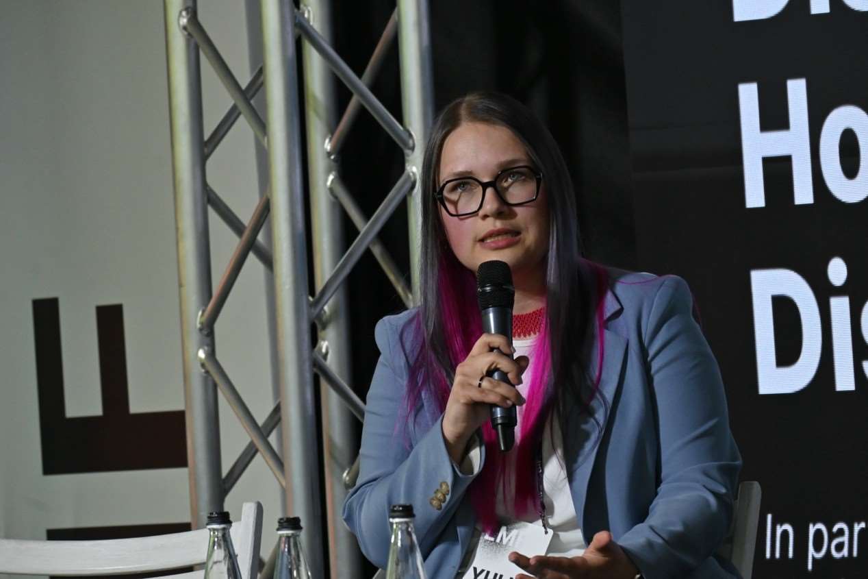 Юлія Дукач, журналістка та фахівець із технологій когнітивного захисту в OpenMinds, під час «Тайванської панелі» в рамках LMF. (Фото: Rti)