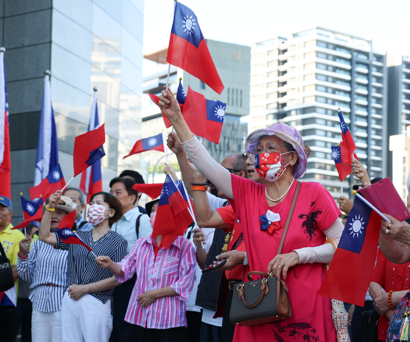 Nhiều người dân, tổ chức dân sự đã đến Quảng trường trước Phủ tổng thống, chúc Trung Hoa Dân Quốc sinh nhật vui vẻ. (Ảnh: Rti)