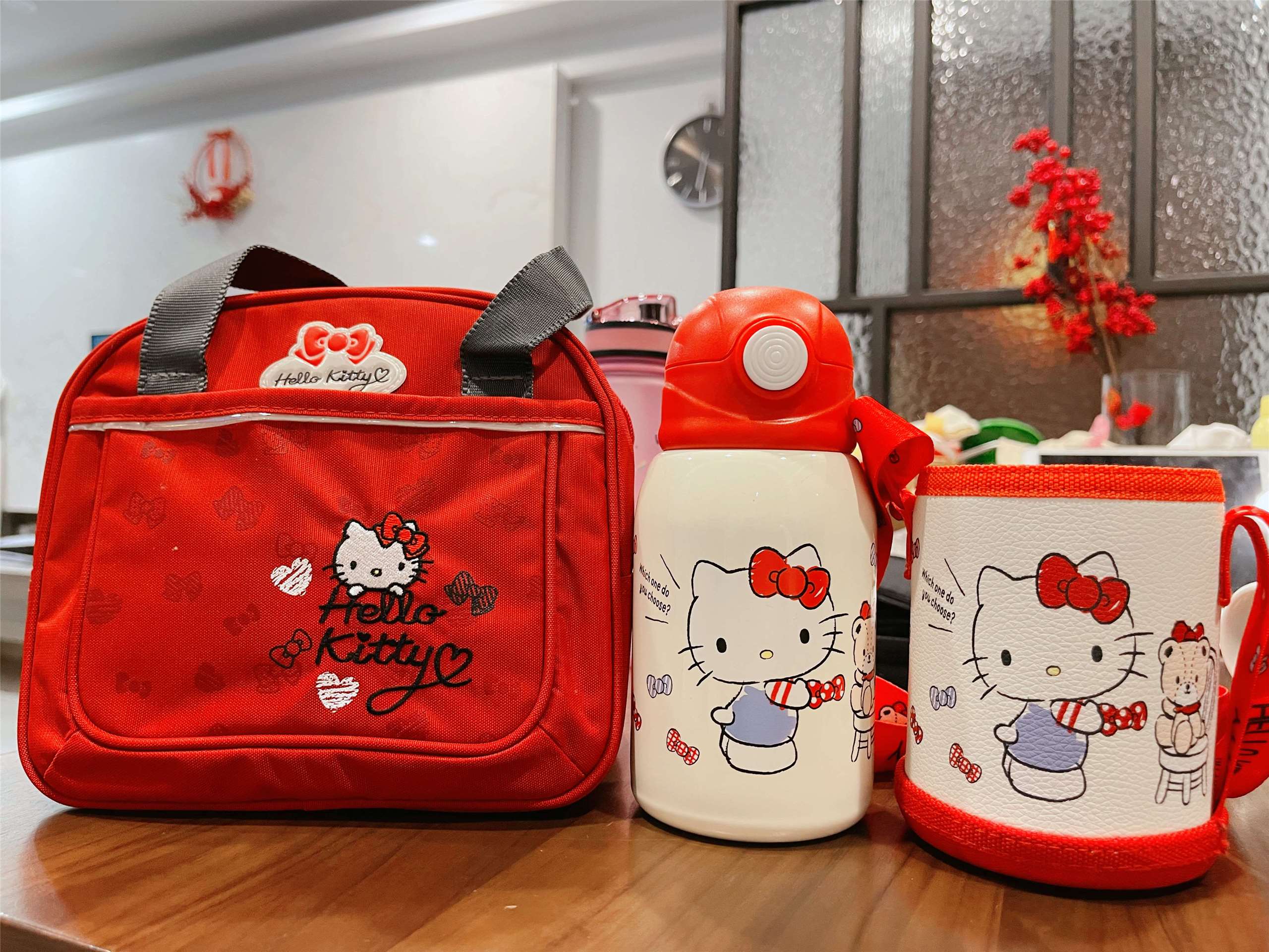 Hello Kitty có mặt trong mọi sản sản phẩm. (Ảnh Tường Vy)