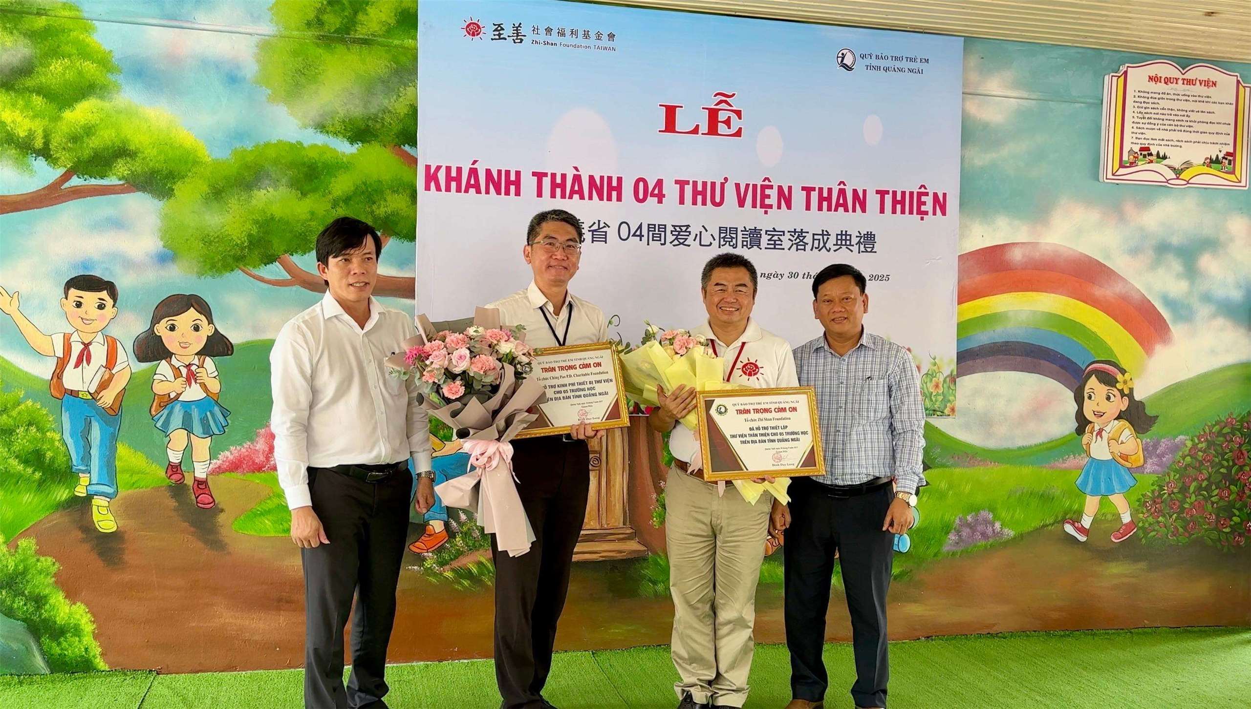 Lễ khánh thành 4 thư viện thân thiện do Tổ chức Zhi Shan Foundation (Đài Loan) phối hợp với Quỹ Bảo trợ trẻ em tỉnh Quảng Ngãi tài trợ, được tổ chức tại Trường Tiểu học và THCS Phổ Hòa. (Ảnh: Lệ Phương) 