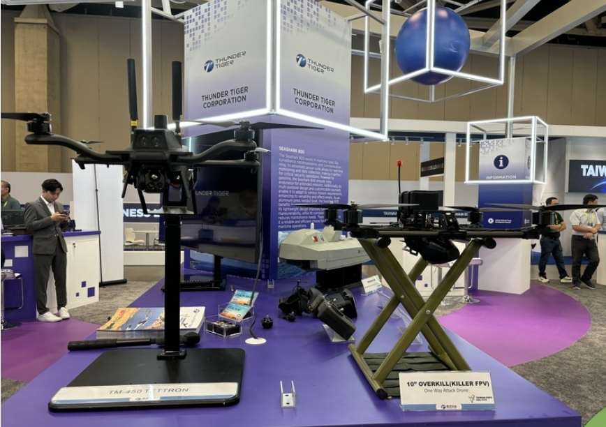 Trong hình là các mẫu thiết bị bay không người lái do Công ty Công nghệ Thunder Tiger của Đài Loan sản xuất và trình làng tại Triển lãm thương mại Dallas 2025, bang Texas (Mỹ). (Ảnh: CNA)