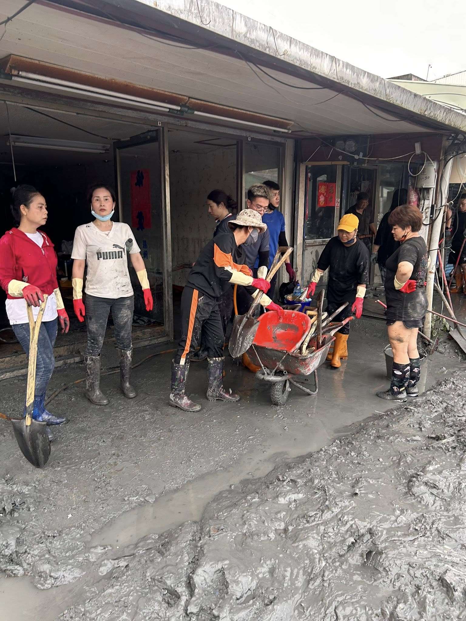 Ngay sau khi xảy ra lũ quét tại xã Quang Phục huyện Hoa Liên, chị Đào Thị Quế đã cùng một số chị em người Việt tới hiện trường để động viên và hỗ trợ các gia đình chị em Việt Nam bị thiệt hại tại địa phương (Ảnh: FB Đào Thị Quế)