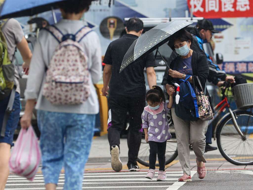 Ngày đầu tiên kỳ nghỉ lễ Quang Phục thời tiết se lạnh, Đài Bắc và Tân Bắc đề phòng mưa lớn. (Ảnh CNA)