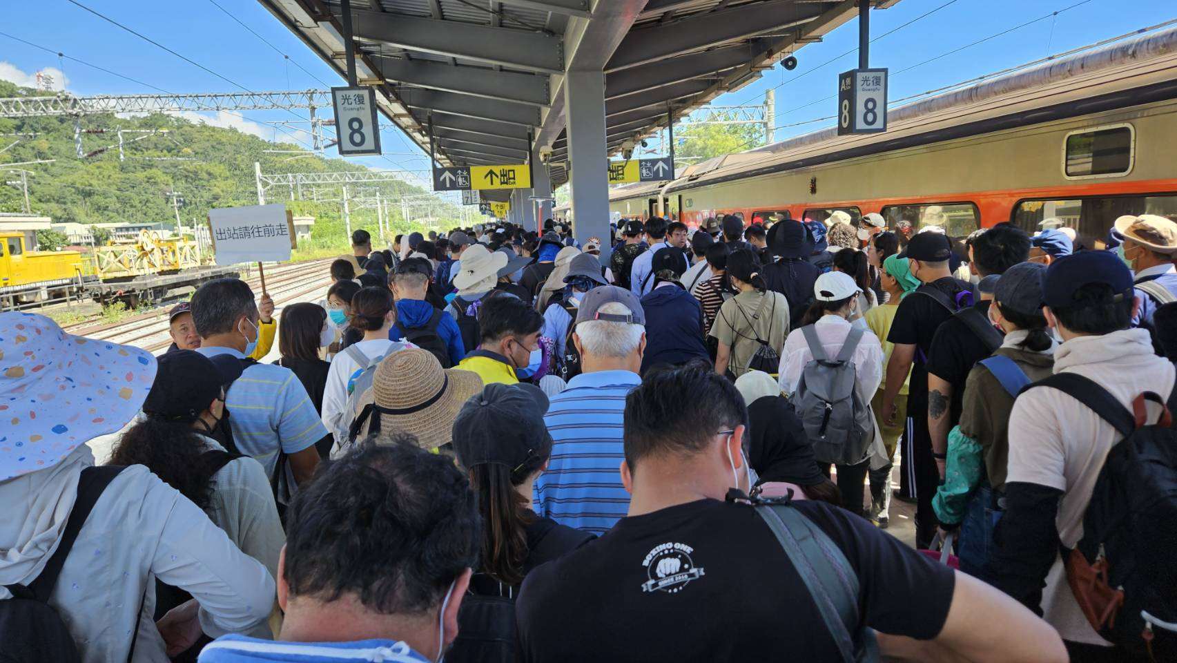 Bão Ragasa gây vỡ hồ chắn sông Mataian ở huyện Hoa Liên, đông đảo "Anh hùng cầm xẻng" từ khắp nơi cùng đổ về Quang Phục để hỗ trợ khác phục hậu quả. (Ảnh: Rti)