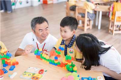 Giám đốc điều hành Tổ chức Zhishan Foundation ông Hồng Trí Kiệt vui vẻ giao lưu với các em nhỏ tại Thư viện đồ chơi của trường mầm non Phổ An.  (Ảnh: Tổ chức Zhi Shan cung cấp)