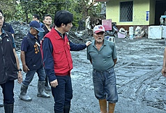 Tổng thống Lại Thanh Đức thăm hỏi từng hộ dân bị ảnh hưởng, tuyên bố: Hỗ trợ thêm 200.000 Đài tệ cho mỗi hộ để sửa chữa nhà cửa. (Ảnh: CNA)