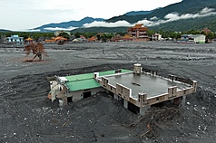 Thảm họa lũ quét do tràn hồ chắn Mataian thuộc địa phận huyện Hoa Liên vào ngày 23/9 vừa qua đã gây ra thiệt hệ nặng nề về con người và tài sản, và làm dấy lên tranh cãi về trách nhiệm của cơ quan phòng ngừa thiên tai (Ảnh: CNA)