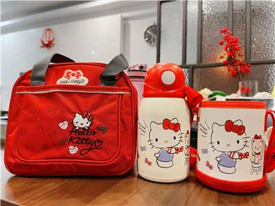 Hello Kitty có mặt trong mọi sản sản phẩm. (Ảnh Tường Vy)