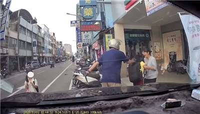 Vào chiều ngày 2/10 trên đoạn đường Zhongzheng, thành phố Miaoli, một người đàn ông không rõ nguyên nhân đã cầm dao tấn công ngẫu nhiên người đi đường. (Ảnh người dân cung cấp cho CNA)