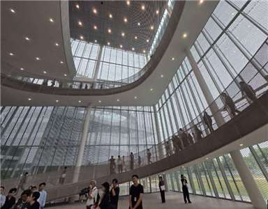 “Thư viện Bảo tàng xanh Đài Trung” là một kiến trúc được thiết kế với phong cách không gian trong suốt, có tầm nhìn mở rộng và có thể nhìn thấu các hoạt động diễn ra trong tòa nhà. (Ảnh: Rti)