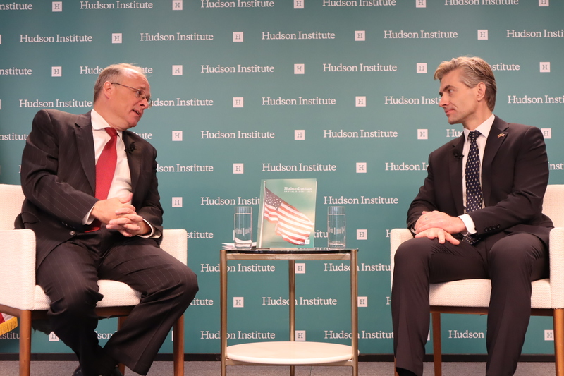 Ngoại trưởng Lithuania Kęstutis Budrys (bên phải) tham dự tọa đàm tại Viện Nghiên cứu Hudson (Hudson Institute) và phản hồi về những chính sách của Lithuania đối với Đài Loan. (Ảnh: CNA)