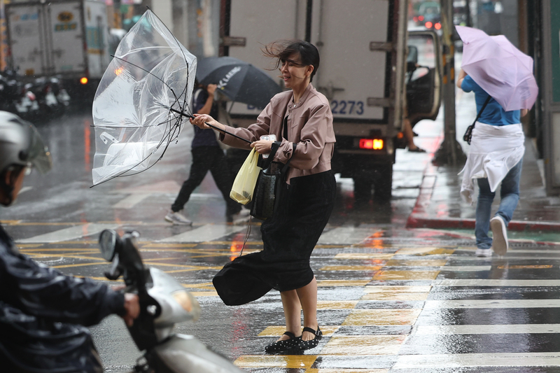 Bạn thườg chuẩn bị những gì cho ngày bão? (Ảnh minh họa: CNA)