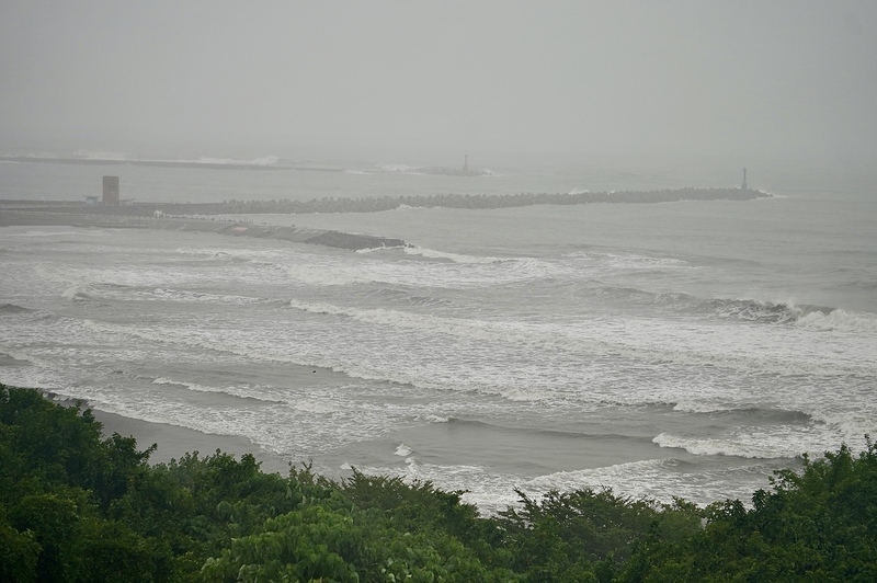 Bão Fung-wong (Phượng Hoàng) suy yếu dần khi tiến về Đài Loan. Trong ảnh là cảnh biển Cao Hùng trong ngày bão đổ bộ. (Ảnh: CNA)