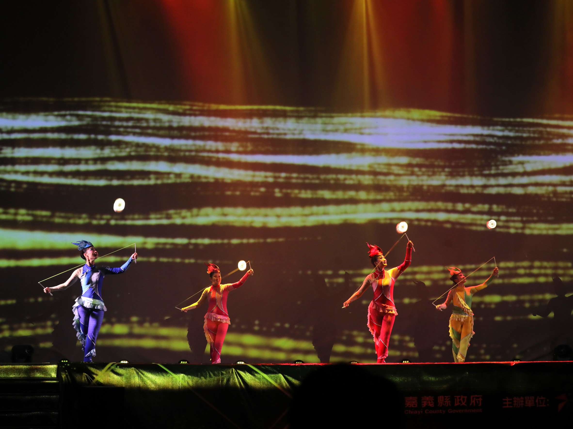 Đoàn Nghệ thuật Diabolo Dance Theatre biểu diễn tại Gia Nghĩa, thu hút 5000 khán giả đến xem. (Ảnh: Chính quyền huyện Gia Nghĩa cung cấp)