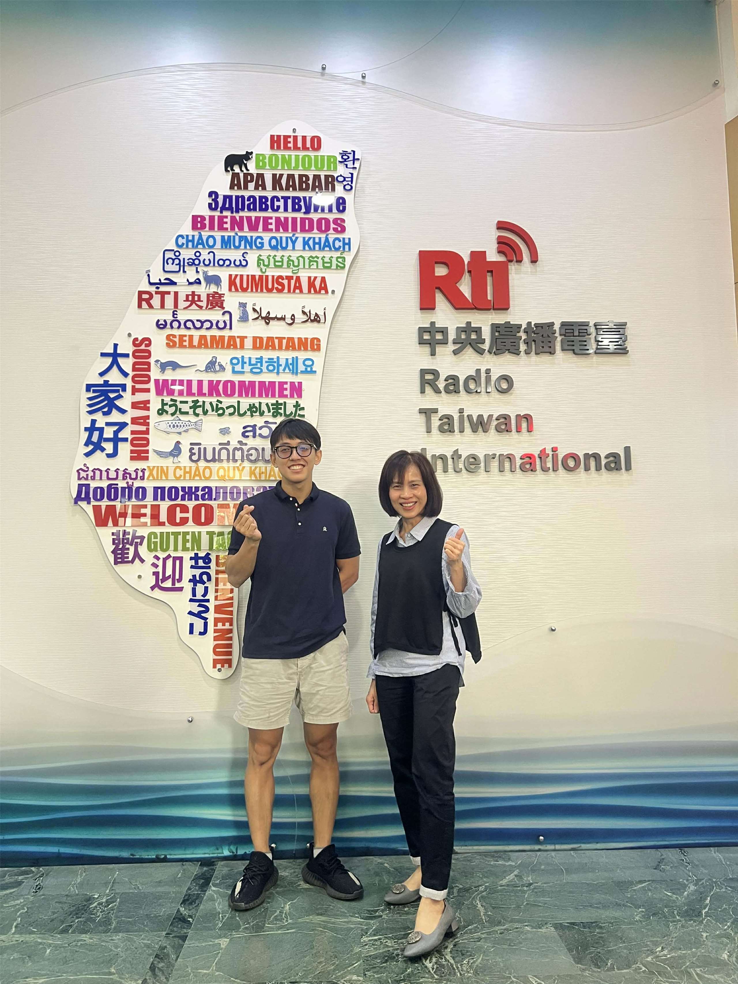 MC Hải Ly (bên phải) và khách mời Huỳnh Hà Quốc Việt (bên trái), hiện đang theo học chương trình cao học chuyên ngành Phát triển bền vững và Biến đổi khí hậu tại Đại học Quốc lập Đài Loan (Ảnh: Hải Ly)